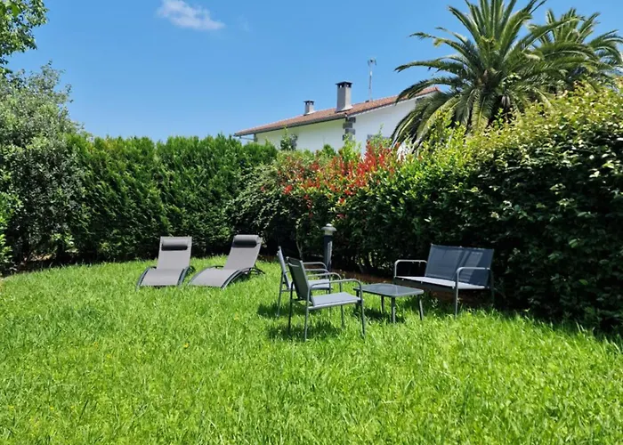 Familiar Con Jardin Y Parking Privado